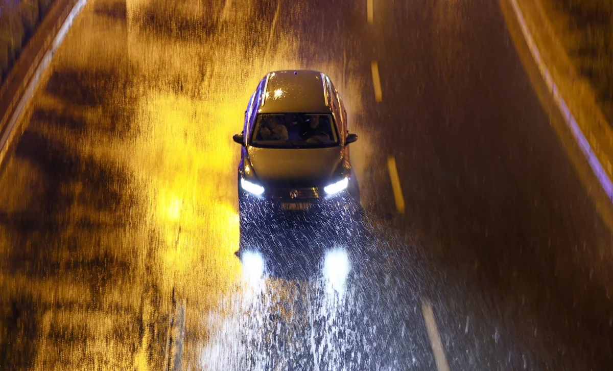 Przymrozki, oblodzenie na drogach i chodnikach, intensywne opady deszczu, a także gołoledź - przed tym wszystkim ostrzega Instytut Meteorologii i Gospodarki Wodnej, który w piątek wydał ostrzeżenia 1. stopnia dla całej Polski. 