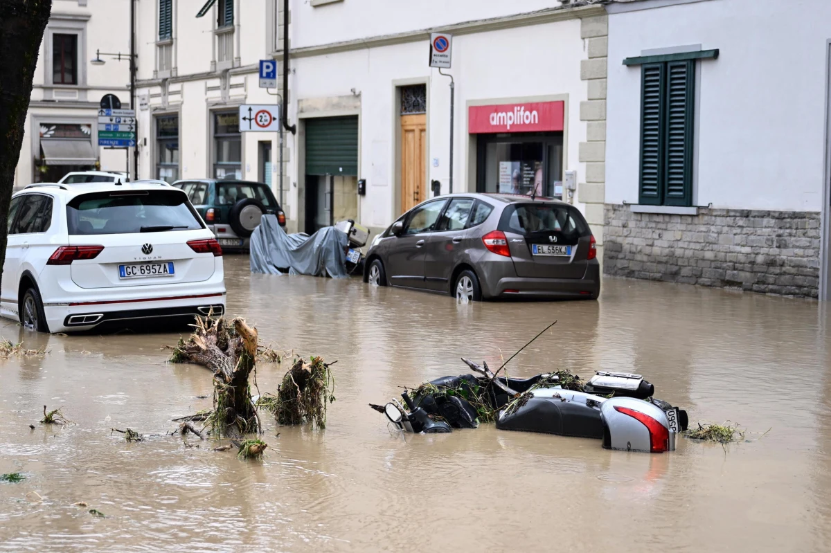 We Florencji, stolicy włoskiej Toskanii, zamknięto muzea, teatry i kina. W Bolonii, która jest stolicą regionu Emilia-Romania, zamknięto szkoły. Oba te regiony nawiedziły potężne ulewy, w związku z czym sytuacja hydrologiczna jest tam bardzo trudna. W niektórych miejscach wydano czerwone alerty. W mediach społecznościowych pojawiają się nagrania, na których widać, zalane domy, samochody oraz ulice, które zamieniły się w rwące potoki. Na razie nie ma informacji o ofiarach.