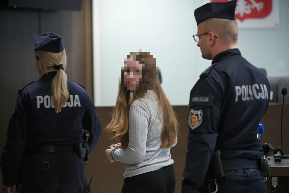 10 lat więzienia dla Karoliny W. i Damiana G., pary, która opiekowała się czteroletnim chłopcem. Leon wpadł do wrzątku, a opiekunowie nie wezwali pogotowia. Gdy dziecko zmarło po kilku dniach, jego ciało zakopali w lesie. Sąd Okręgowy Warszawa-Praga uznał ich za winnych.