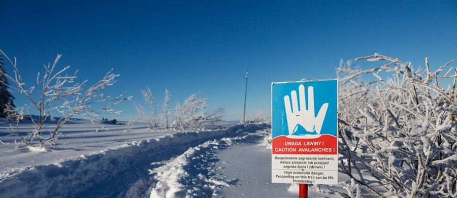 Tatrzańskie Ochotnicze Pogotowie Ratunkowe ogłosiło trzeci, czyli znaczny stopień zagrożenia lawinowego. Po intensywnych opadach deszczu i śniegu sytuacja w wyższych partiach gór uległa znacznemu pogorszeniu. TOPR apeluje do turystów i skialpinistów o maksymalną ostrożność i rezygnację z wyjść na zagrożone lawinowo szlaki. Wczoraj spod Rysów zeszła ogromna lawina, w której poszkodowana została jedna osoba.