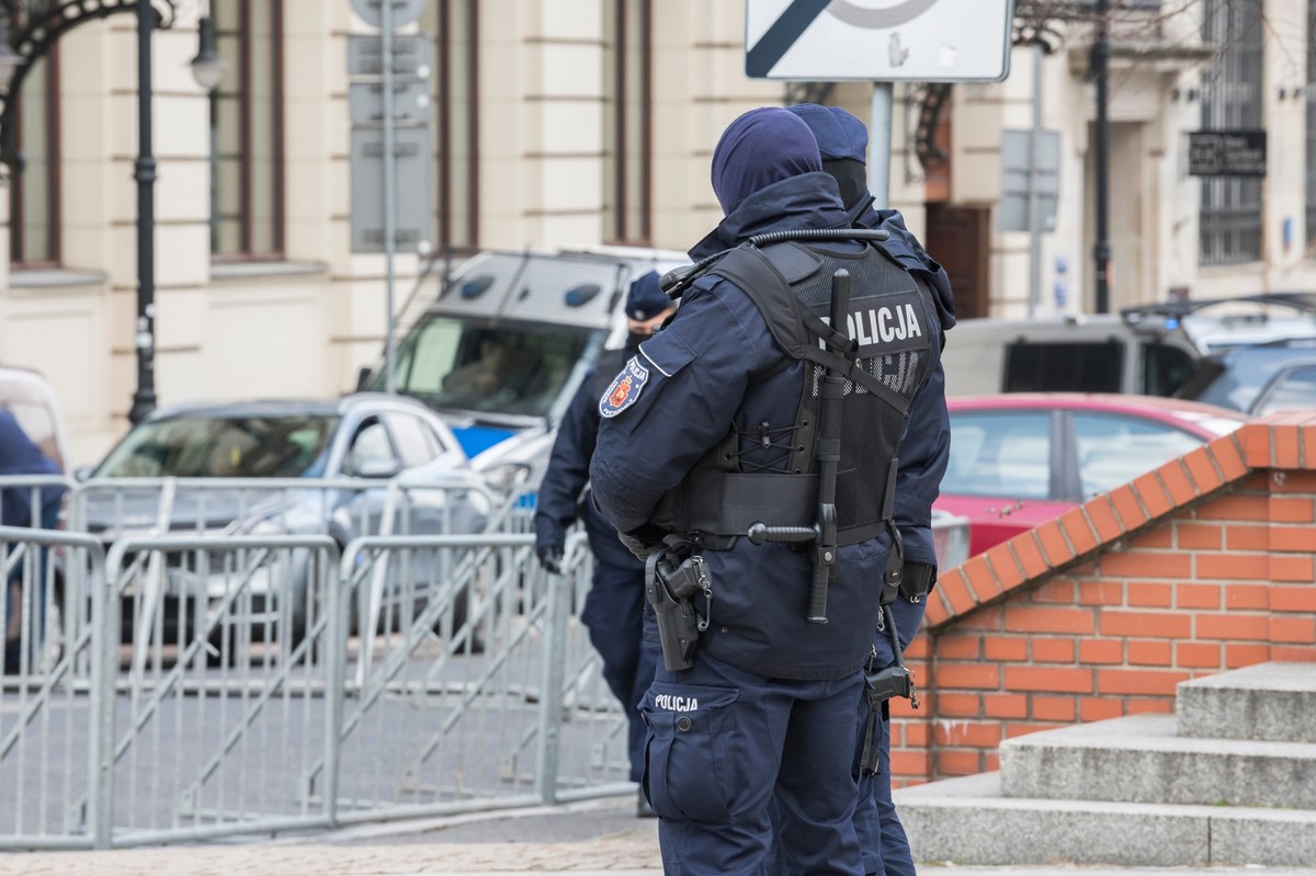 Trzy kolejne osoby zostały zatrzymane w śledztwie dotyczącym "gangu trucicieli" - informuje Krzysztof Zasada, reporter RMF FM. "Gangiem trucicieli" określono grupę przestępców, którzy odurzali starsze osoby skażonym alkoholem, by doprowadzić do ich śmierci i przejąć nieruchomości. Gang miał działać przez około 5-6 lat w Warszawie i województwie mazowieckim.