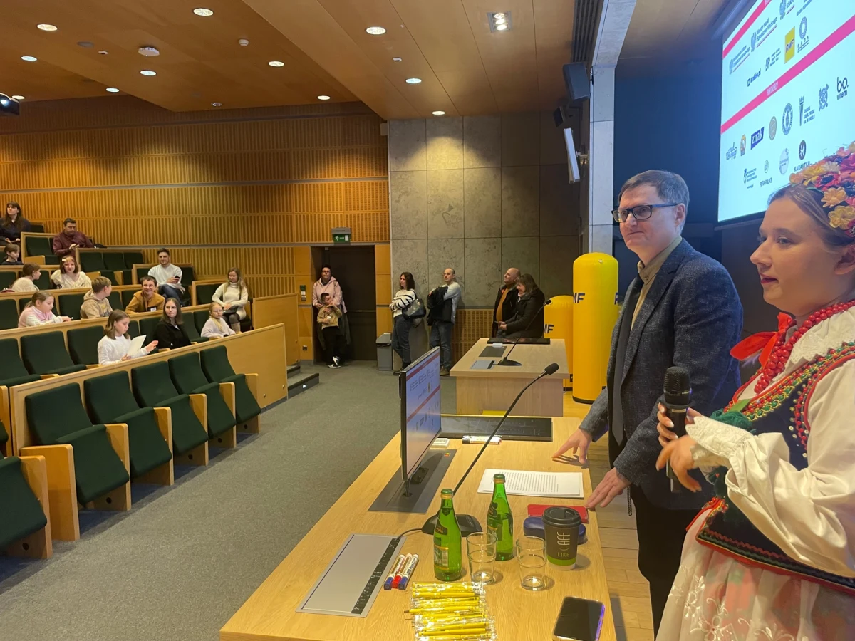 VIII Dyktando Krakowskie już napisane. 500 dorosłych i 100 juniorów zmierzyło się z tekstem w auli Uniwersytetu Jagiellońskiego. To wyjątkowe wydarzenie, które każdego roku przyciąga miłośników języka polskiego, również z zagranicy. Krakowskim Mistrzem Ortografii został Piotr Schabowski. W kategorii "junior" wygrała Aleksandra Gach.