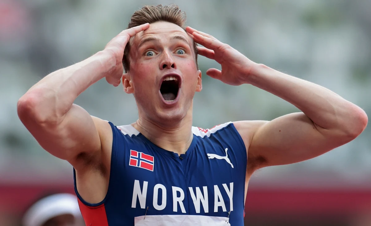 "Zwykły dzień treningowy w Norwegii" - napisał w mediach społecznościowych Karsten Warholm, publikując nagranie ze swojego treningu na... zamarzniętym norweskim jeziorze. Jeden z najwybitniejszych lekkoatletów w historii w nietypowym ubiorze pokonał kilkadziesiąt metrów, przeskakując kilka płotków.