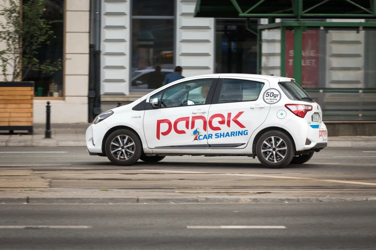 Firma Panek zawiesza swoją usługę car-sharingu. Decyzja ta, jak podaje operator, podyktowana jest "powodami ekonomicznymi". W komunikacie prasowym firma wskazuje na szereg czynników, które przyczyniły się do tej sytuacji. Wśród nich wymienia wysokie szkody wynikające z nieprawidłowego użytkowania pojazdów. 