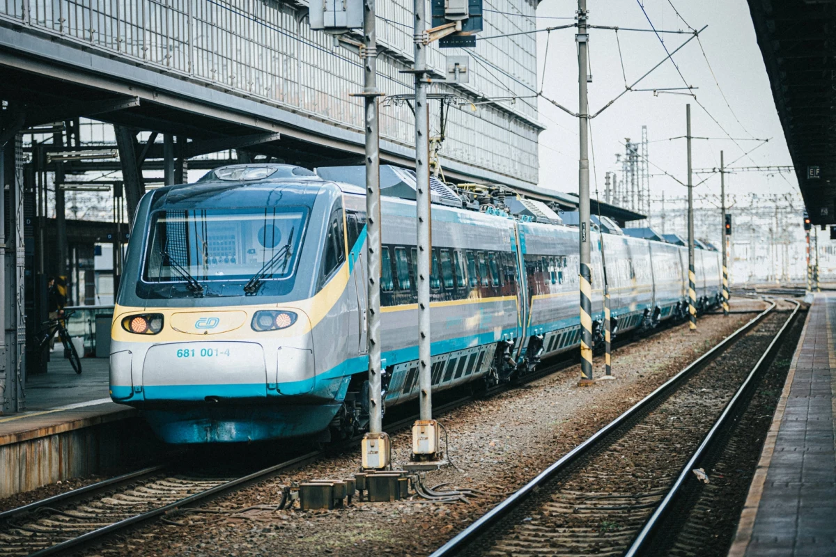 W Czechach doszło do poważnej awarii systemu bezpieczeństwa na kolei, co spowodowało znaczne utrudnienia w ruchu pociągów regionalnych i dalekobieżnych. Jak informują Czeskie Koleje (CD), od rana nie funkcjonuje system ETCS (European Train Control System). Wprowadzono ograniczenie maksymalnej prędkości pociągów do 100 km na godzinę.