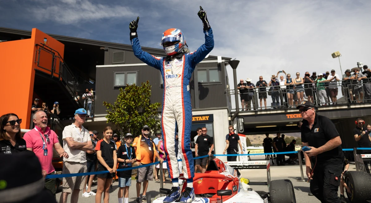 Wielki, historyczny wręcz sukces polskiego kierowcy! 21-letni Roman Biliński zajął trzecie miejsce w wyścigu Formuły 3 w Australii. To nie tylko najwyższa lokata polskiego kierowcy na tym poziomie rywalizacji, ale też pierwsze podium Polaka na torze w Melbourne od ponad dekady. Ostatnim, który tego dokonał, był... Robert Kubica.