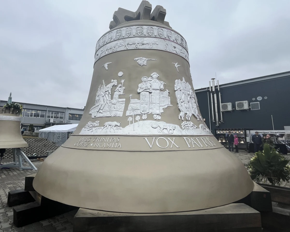 Dzwon Vox Patris waży 55 ton, ma ponad 4 metry wysokości i jak mówią jego wykonawcy, jest największym dzwonem kołysanym na świecie. Powstał w całości w Polsce, a wkrótce trafi do Sanktuarium Boga Ojca Przedwiecznego w Trindade w Brazylii. W ten weekend można go obejrzeć w Rydułtowach, zanim wyruszy w podróż z dwoma mniejszymi dzwonami.