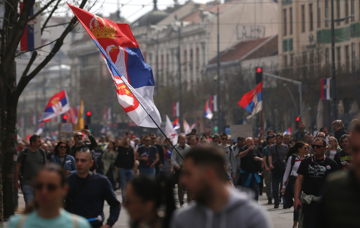 W stolicy Serbii, Belgradzie, 100 tysięcy osób wzięło udział w proteście wywołanym tragedią w Nowym Sadzie. Uczestnicy demonstracji są przekonani, że władze tuszowały przyczyny katastrofy. W jednej z dzielnic miasta samochód wjechał w grupę demonstrantów, raniąc trzy osoby - podały lokalne media. Zatrzymano 13 osób.