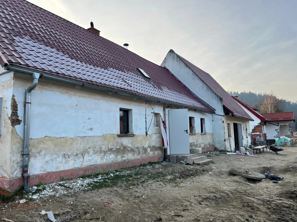 Dokładnie pół roku temu, 15 września, woda zaczęła się wdzierać na ulice takich miast jak Kłodzko, Stronie Śląskie, Lądek-Zdrój czy Bardo. Mimo upływu czasu, 270 osób wciąż nie może wrócić do swoich domów. Żyją "kątem" u swoich rodzin, w hotelach lub w pensjonatach. Wśród nich pani Agnieszka, którą w hotelowym pokoju odwiedziła dolnośląska reporterka RMF FM Martyna Czerwińska.