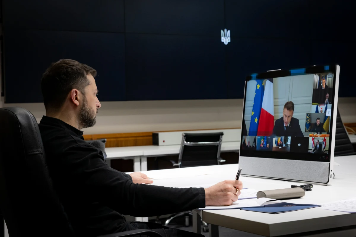 "Pokój w Ukrainie nie może być obwarowany warunkami; nie można też brać pod uwagę opinii Rosji w sprawie kontyngentu wojsk rozjemczych na ukraińskiej ziemi" - oświadczył w dziś prezydent Wołodymyr Zełenski po wideokonferencji na temat Ukrainy, zorganizowanej przez brytyjskiego premiera Keira Starmera. "Putin okłamuje wszystkich na temat sytuacji na froncie, zwłaszcza na temat tego, co dzieje się w obwodzie kurskim" - dodał.