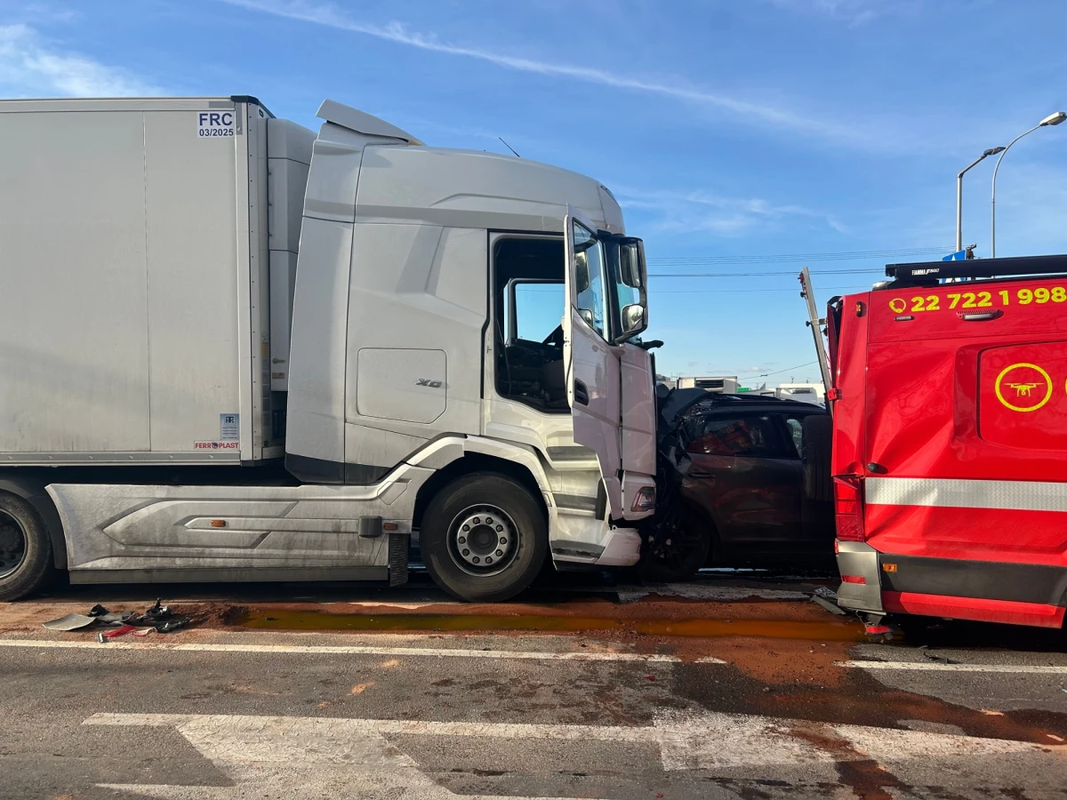 Pięć osób zostało rannych w wyniku zderzenia trzech samochodów osobowych, tira i busa Ochotniczej Straży Pożarnej. Do wypadku doszło w Broniszach w gminie Ożarów Mazowiecki, na drodze krajowej 92, na pasie w kierunku Warszawy. Poszkodowana jest m.in. kobieta w ciąży oraz dwie dziewczynki w wieku 13 i 17 lat z Młodzieżowej Drużyny Pożarniczej.