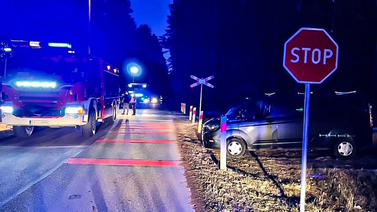 Jedna osoba nie żyje - to tragiczny bilans wypadku, do którego doszło w miejscowości Podnowinka (woj. podlaskie). Kierujący samochodem osobowym wjechał tam pod szynobus relacji Suwałki-Augustów. "Tej tragedii można było uniknąć, gdyby kierowca zatrzymał się przed znakiem STOP i upewnił, że nie nadjeżdża pociąg" - podsumowali pracownicy PKP Polskich Linii Kolejowych S.A.