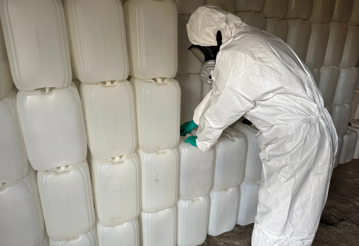 Stołeczni policjanci zlikwidowali linię produkcyjną klefedronu w powiecie płońskim na Mazowszu, zabezpieczając 700 kg substancji psychotropowej. W ręce mundurowych wpadło trzech mężczyzn, którzy usłyszeli już zarzuty i decyzją sądu zostali tymczasowo aresztowani na trzy miesiące.