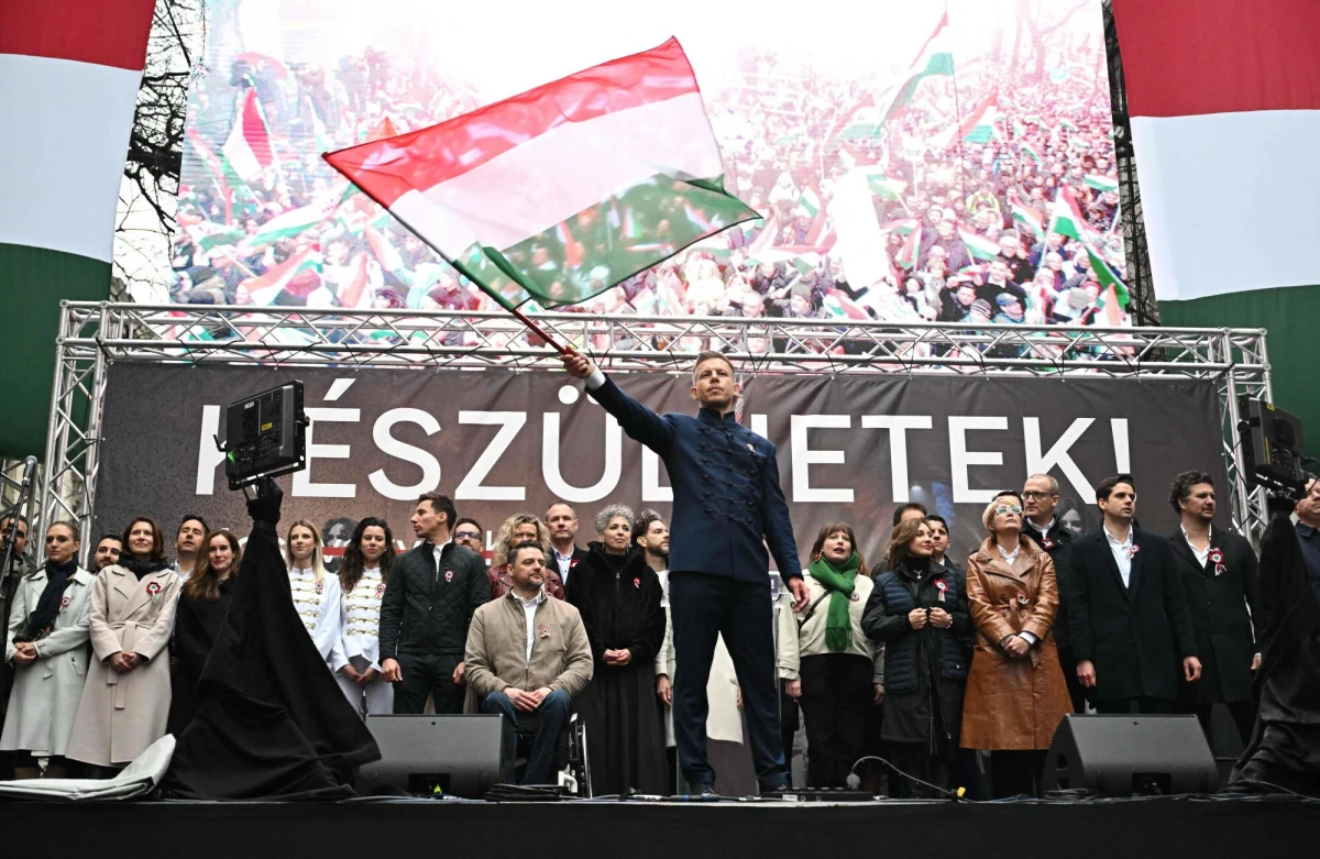 "To jest o tyle fascynujące, że nawet od politologicznej strony nie spotkałem tego, żeby na taką skalę być w kontakcie ze swoimi wyborcami, swoim elektoratem" – powiedział na antenie Radia RMF24 dr Dominik Hejj ekspert od polityki węgierskiej, autor książki "Węgry na nowo". Gość Krzysztofa Urbaniaka w ten sposób skomentował działalność Pétera Magyara, organizatora wiecu przeciwko Viktorowi Orbánowi, podczas Święta Narodowego Węgier.