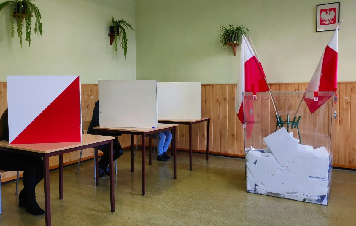 W Krakowie rozpoczęły się wybory uzupełniające do Senatu. Głosować mogą mieszkańcy 10 dzielnic miasta w godz. 7-21. Nowy senator zajmie miejsce Bogdana Klicha z PO, który objął funkcję chargé d’affaires Ambasady RP w Waszyngtonie.