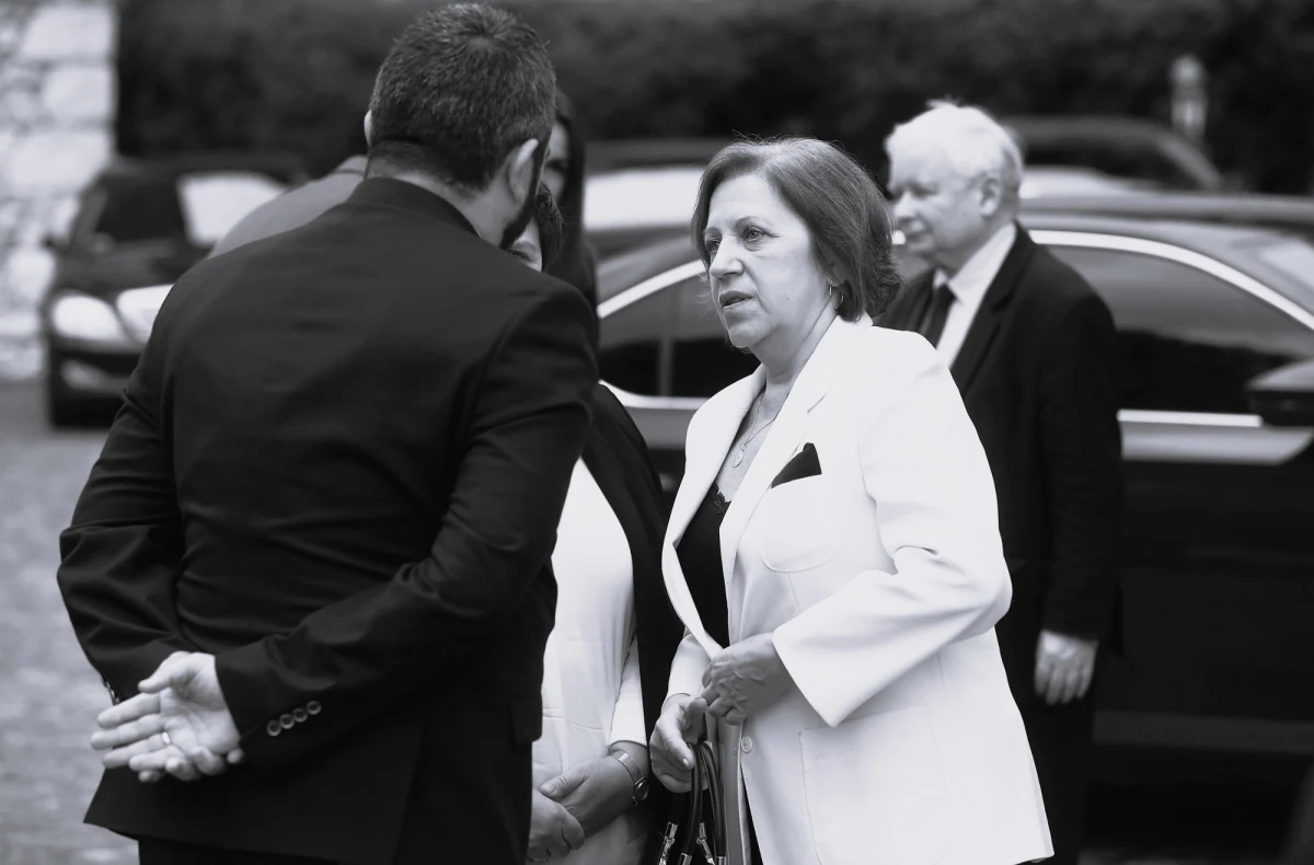 Barbara Skrzypek, wieloletnia współpracownica prezesa PiS Jarosława Kaczyńskiego, zmarła w sobotę. Miała 66 lat. Część polityków PiS wiąże jej śmierć z kilkugodzinnym przesłuchaniem w Prokuraturze Okręgowej w Warszawie ws. spółki Srebrna. "Jest nam bardzo przykro z powodu śmierci Barbary Skrzypek. Nie widzimy jednak żadnego związku między przesłuchaniem, a śmiercią" - powiedział prok. Piotr Antoni Skiba.