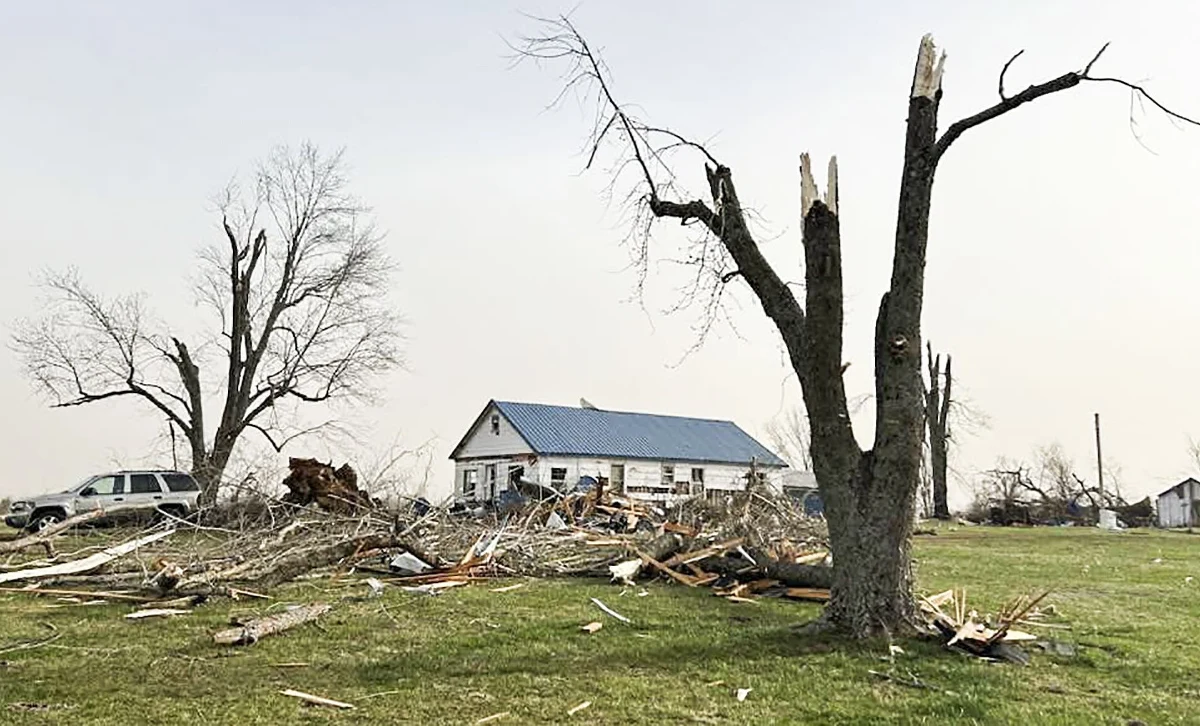 Gwałtowne tornada, burze, a także pożary nawiedziły w weekend środkowe i południowe regiony Stanów Zjednoczonych. Zginęły co najmniej 32 osoby, a kilkadziesiąt zostało rannych - poinformowała agencja AP. Centrum Prognozowania Burz (SPC) ostrzegło, że szybko przemieszczające się burze mogą powodować tornada oraz grad wielkości piłek baseballowych. Ekstremalne warunki pogodowe dotyczą obszaru, na którym mieszka ponad 100 milionów ludzi.