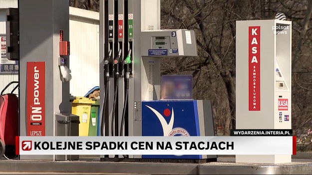 Analitycy portalu E-petrol prognozują, że już w przyszłym tygodniu kierowcy na wielu polskich stacjach paliw mogą spodziewać się niższych cen. Litr benzyny dziewięćdziesiątki piątki ma kosztować poniżej 6 złotych, a oleju napędowego - w okolicach tej kwoty. Ceny spadają, bo rośnie podaż ropy naftowej, wpływ ma też zamieszanie z cłami ogłaszanymi przez Donalda Trumpa.