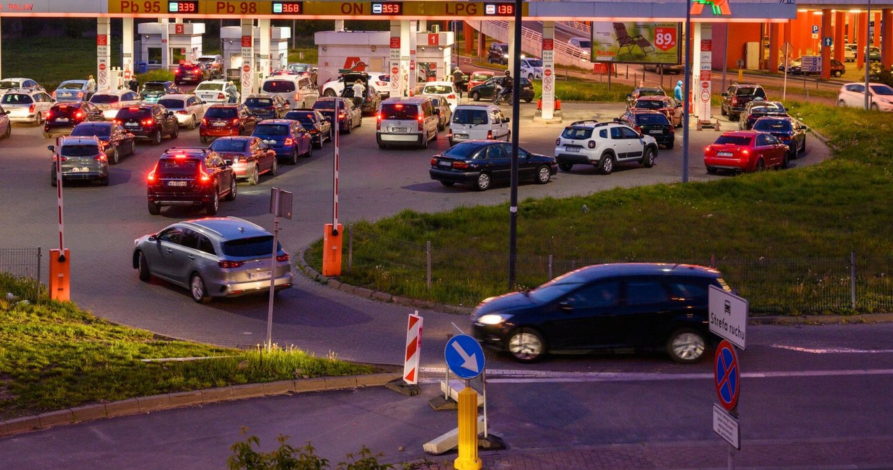 wiadomości,aktualności,Interia To najbardziej oblegane terminy na stacjach paliw. Eksperci wskazują powody