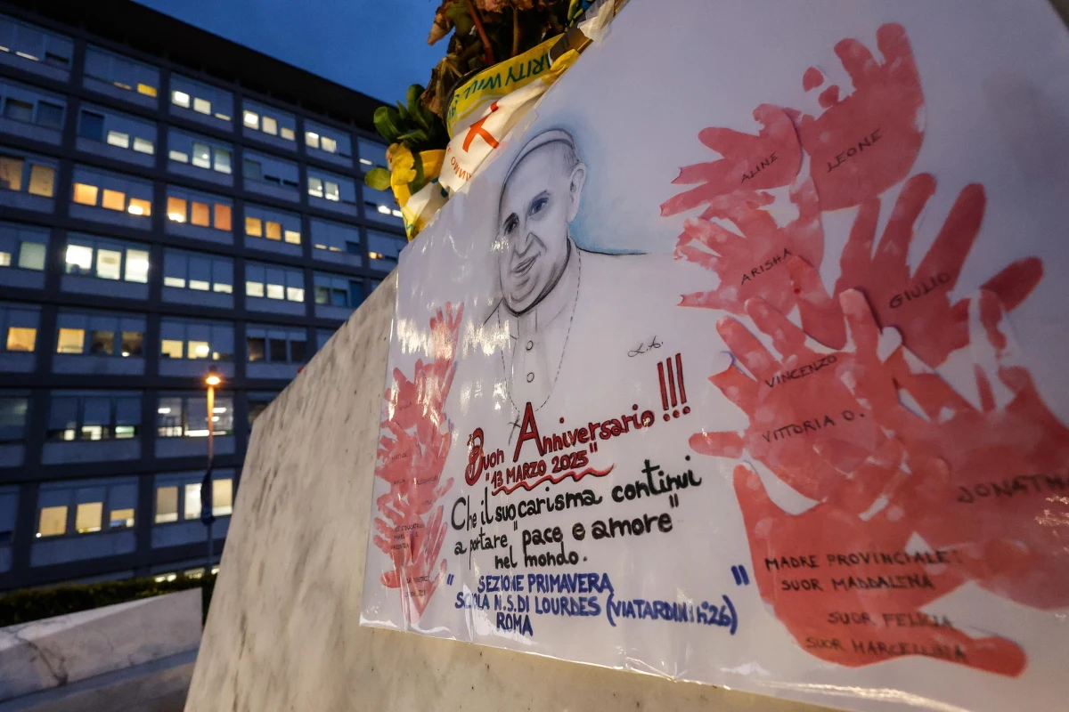 Papież Franciszek, który od ponad miesiąca przebywa w rzymskiej Poliklinice Gemelli, nie przestaje być blisko wiernych. W swoich najnowszych rozważaniach na niedzielną modlitwę Anioł Pański, opublikowanych przez Watykan, skierował słowa podziękowania za wsparcie i modlitwy. Jak zaznaczył, przechodzi "okres próby".