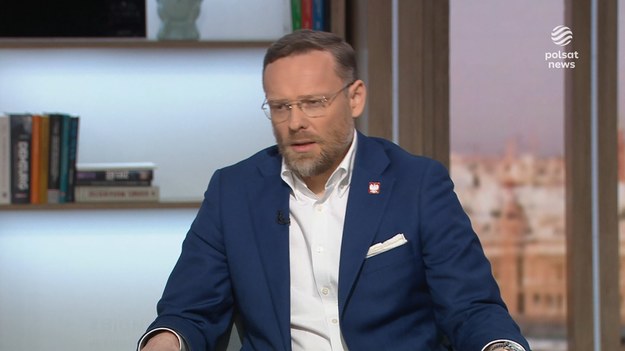 Politycy w programie "Śniadanie Rymanowskiego" odnieśli się do śmierci Barbary Skrzypek, wieloletniej współpracowniczki Jarosława Kaczyńskiego. W środę urzędniczka była przesłuchiwana w prokuraturze w sprawie "dwóch wież". Prezes PiS powiązał ze sobą te dwa zdarzenia. Prokuratura Okręgowa w Warszawie wydała komunikat, w którym podkreślono, że czynności odbywały się "w bardzo kulturalnej atmosferze", zgodnie z procedurami.
