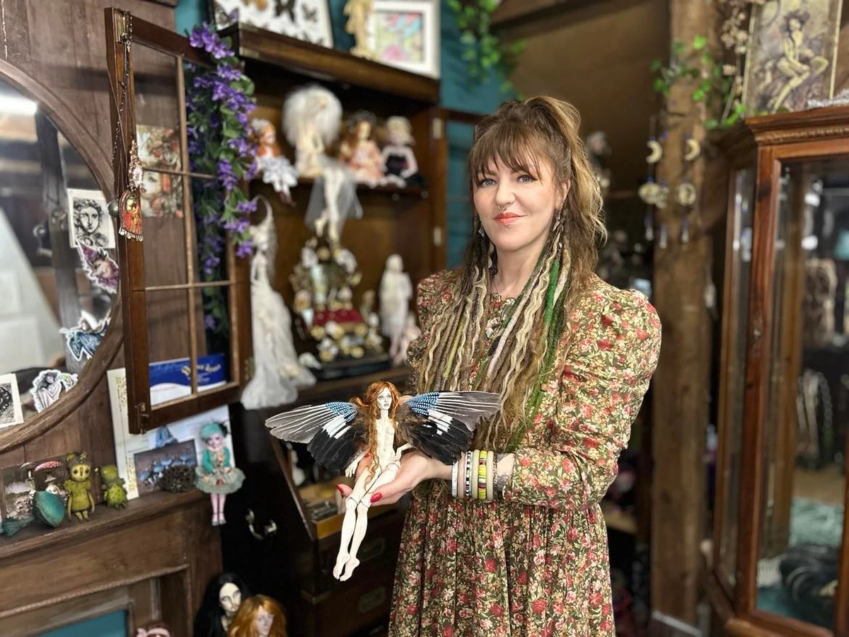 Lalki ze szczecińskiej pracowni trafiły już na cały świat. I nic w tym dziwnego. Spod rąk Ilony Mingajło-Wright wychodzą nie zabawki, a porcelanowe rzeźby, prawdziwe dzieła sztuki. Każda jest inna, każda ma duszę. Lalki z pracowni Lightpainted Dolls są też niczym profesjonalne modelki. Wszystko dzięki unikatowej technice, w jakiej powstają.