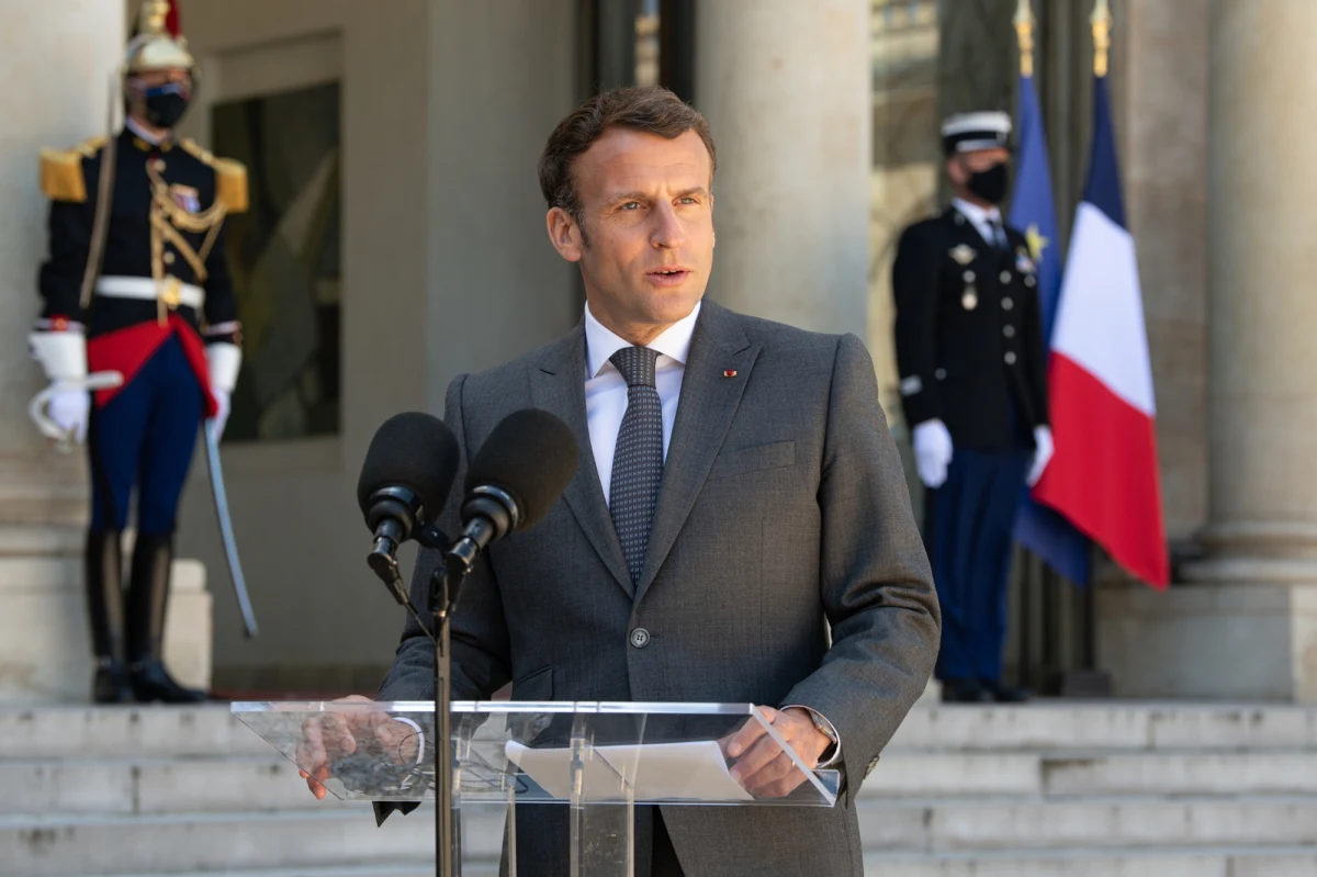 Emmanuel Macron mówi wprost: Francja chce zbroić Europę kosztem USA. Francuski prezydent w wywiadzie dla prasy regionalnej przyznał, że będzie zabiegał o kontrakty zbrojeniowe z europejskimi krajami, które teraz kupują broń amerykańską. Paryż przekonuje, że pieniądze z inicjatywy dozbrajania Starego Kontynentu powinny być wydawane w Unii Europejskiej.