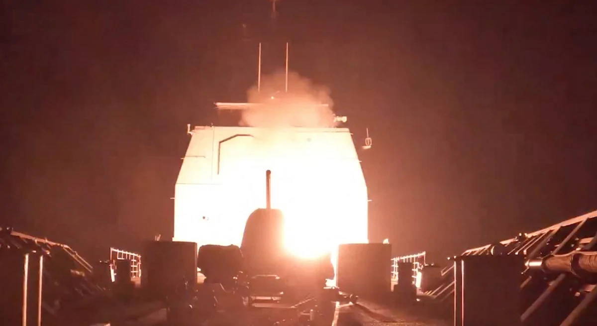 USS Harry S. Truman, na którego pokładzie może znajdować się nawet do 5 tys. osób oraz statki mu towarzyszące na Morzu Czerwonym - właśnie w te amerykańskie cele miała uderzyć w niedzielę organizacja Huti. W ten sposób ruch terrorystyczny wspierany przez Iran miał odpowiedzieć na ataki USA na Jemen. Poinformował o tym rzecznik Huti, jednak Reuters dodał, że nie przedstawiono żadnych dowodów ataku.