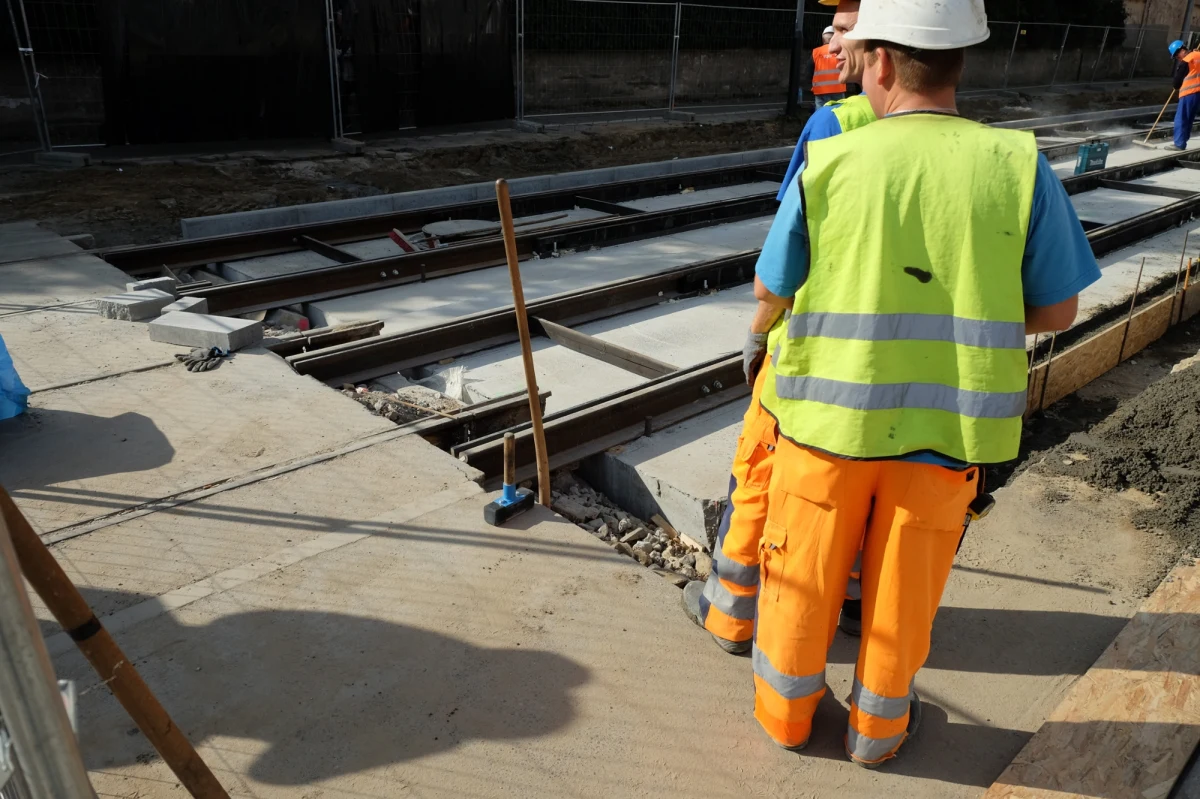 Z powodu prac przy dworcu Łódź Fabryczna i budowy tunelu dla Kolei Dużych Prędkości mieszkańcy Łodzi muszą się liczyć z utrudnieniami. Od dziś (17 marca) zmieniają się trasy ponad 20 linii MPK, a w Śródmieściu zwężona zostanie ulica.