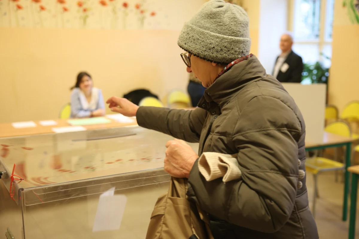 O godzinie 21:00 w niedzielę w Krakowie zakończyło się głosowanie w wyborach uzupełniających do Senatu. Do oddania głosu uprawnionych było prawie 303 800 osób.