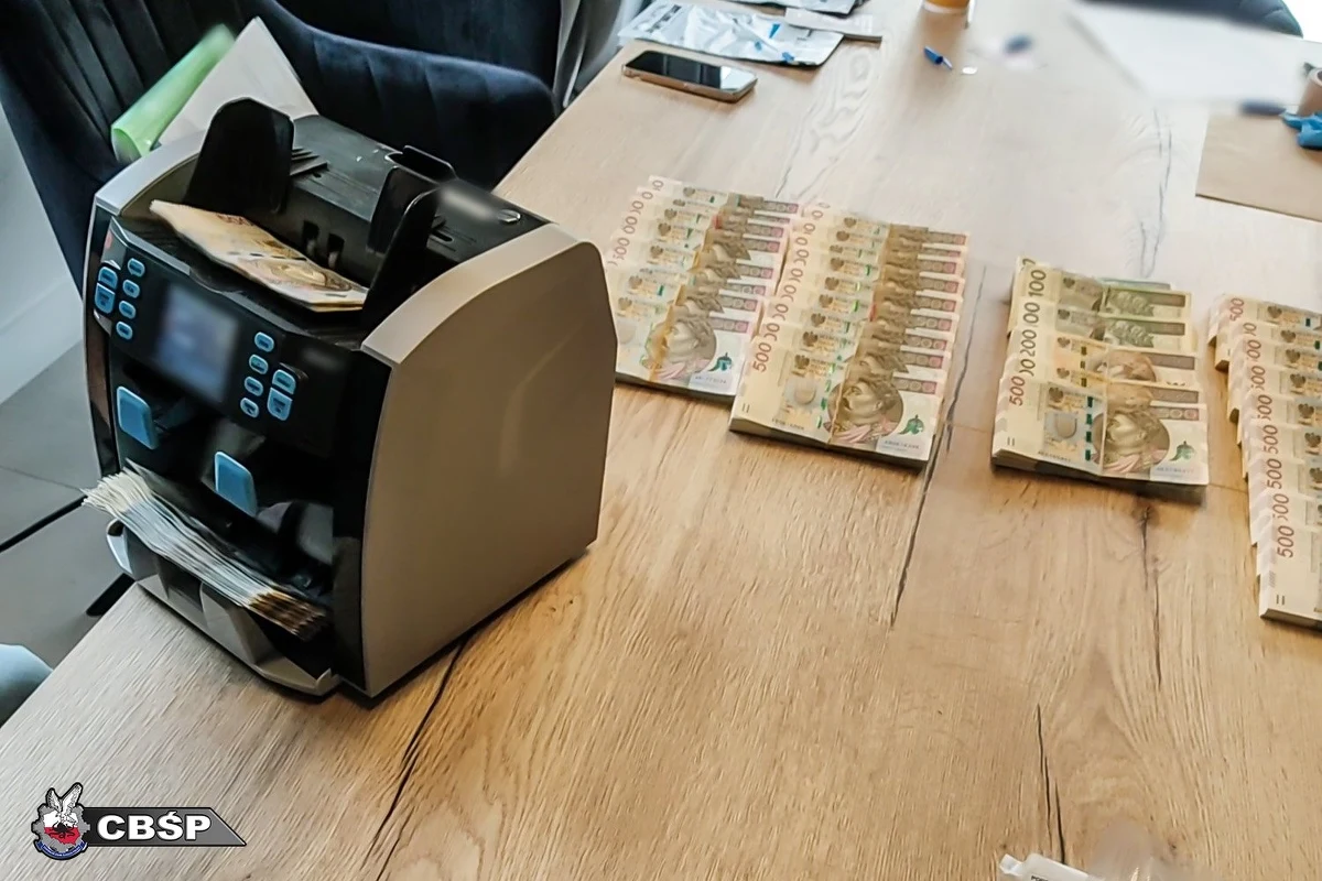 Funkcjonariusze CBŚP oraz Krajowej Administracji Skarbowej rozbili zorganizowaną grupę przestępczą, która przez lata wyłudzała podatek VAT. Oszuści wprowadzili do obrotu fałszywe faktury na kwotę przekraczającą 1 miliard złotych. Zarzuty usłyszały 52 osoby.