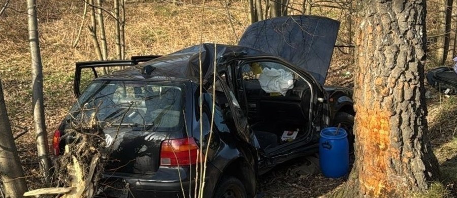 Zmarła 15-latka, która została poważnie ranna w wypadku drogowym w Kętach (woj. małopolskie). Samochód, w którym jechała dziewczyna, z impetem uderzył w drzewo. Poszkodowani zostali także 19-letni kierowca i 14-letni pasażer.