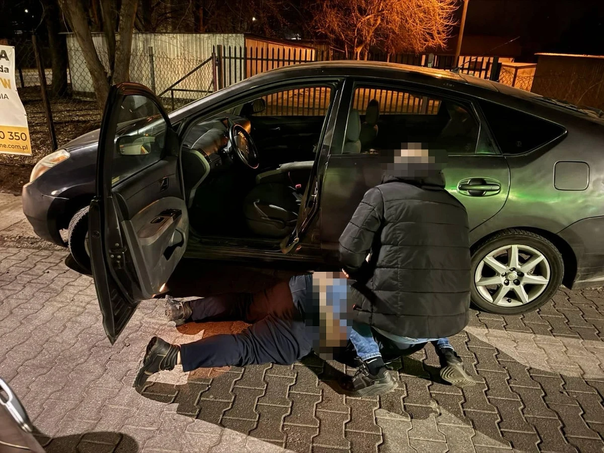 Gruziński gang zajmujący się kradzieżami baterii do samochodów hybrydowych został rozbity przez policjantów z warszawskiej Pragi Północ. Zatrzymali oni czterech mężczyzn, którzy decyzją sądu trafili do aresztu.