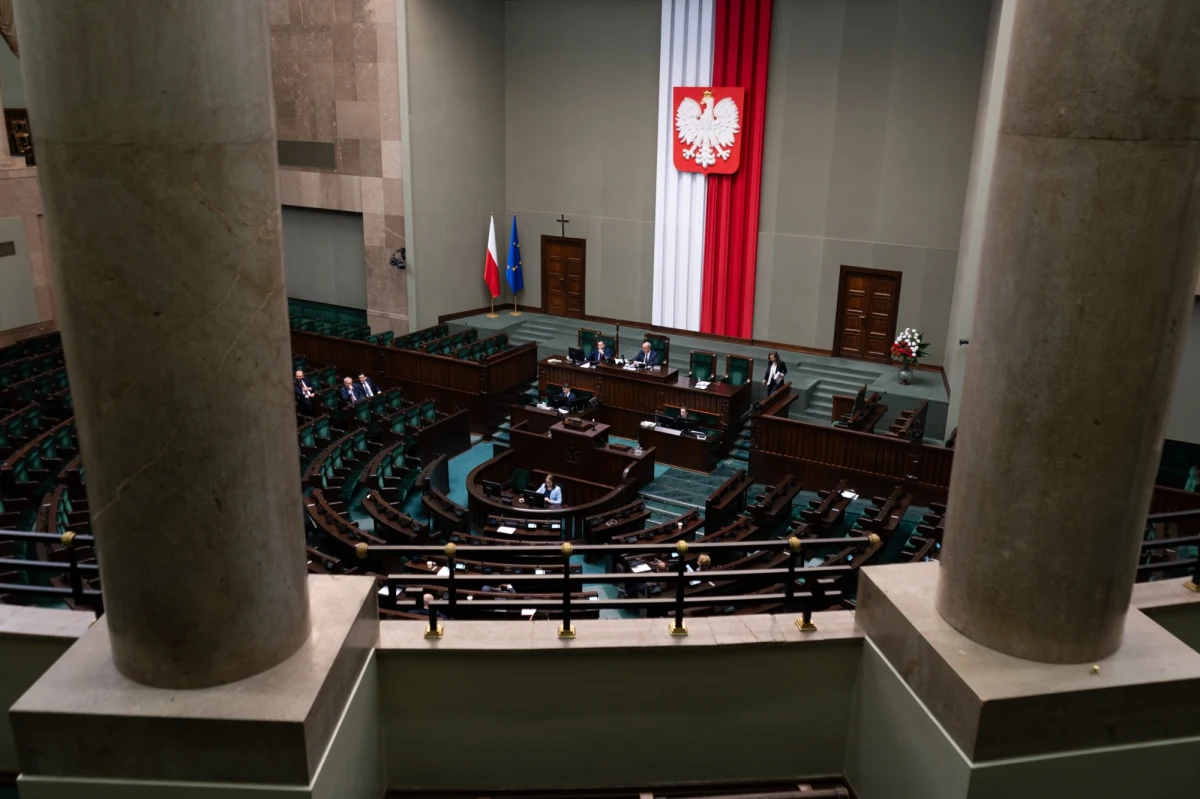 Zwycięża Koalicja Obywatelska z 34-proc. poparciem, na drugim miejscu plasuje się Prawo i Sprawiedliwość, uzyskując 26,3 proc. głosów. Taki - według sondażu Opinia24 dla RMF FM - byłby wynik wyborów parlamentarnych, gdyby odbyły się one w najbliższą niedzielę. Na uwagę zasługuje trzecie miejsce dla Konfederacji, która uzyskałaby aż 21 proc. poparcia. Partia ta od kilku miesięcy notuje wyraźny trend wzrostowy. Rośnie też odsetek ludzi, którzy deklarują, że pójdą na wybory. To już 60 proc. uprawnionych do oddania głosu.