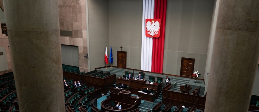 Zwycięża Koalicja Obywatelska z 34-proc. poparciem, na drugim miejscu plasuje się Prawo i Sprawiedliwość, uzyskując 26,3 proc. głosów. Taki - według sondażu Opinia24 dla RMF FM - byłby wynik wyborów parlamentarnych, gdyby odbyły się one w najbliższą niedzielę. Na uwagę zasługuje trzecie miejsce dla Konfederacji, która uzyskałaby aż 21 proc. poparcia. Partia ta od kilku miesięcy notuje wyraźny trend wzrostowy. Rośnie też odsetek ludzi, którzy deklarują, że pójdą na wybory. To już 60 proc. uprawnionych do oddania głosu.