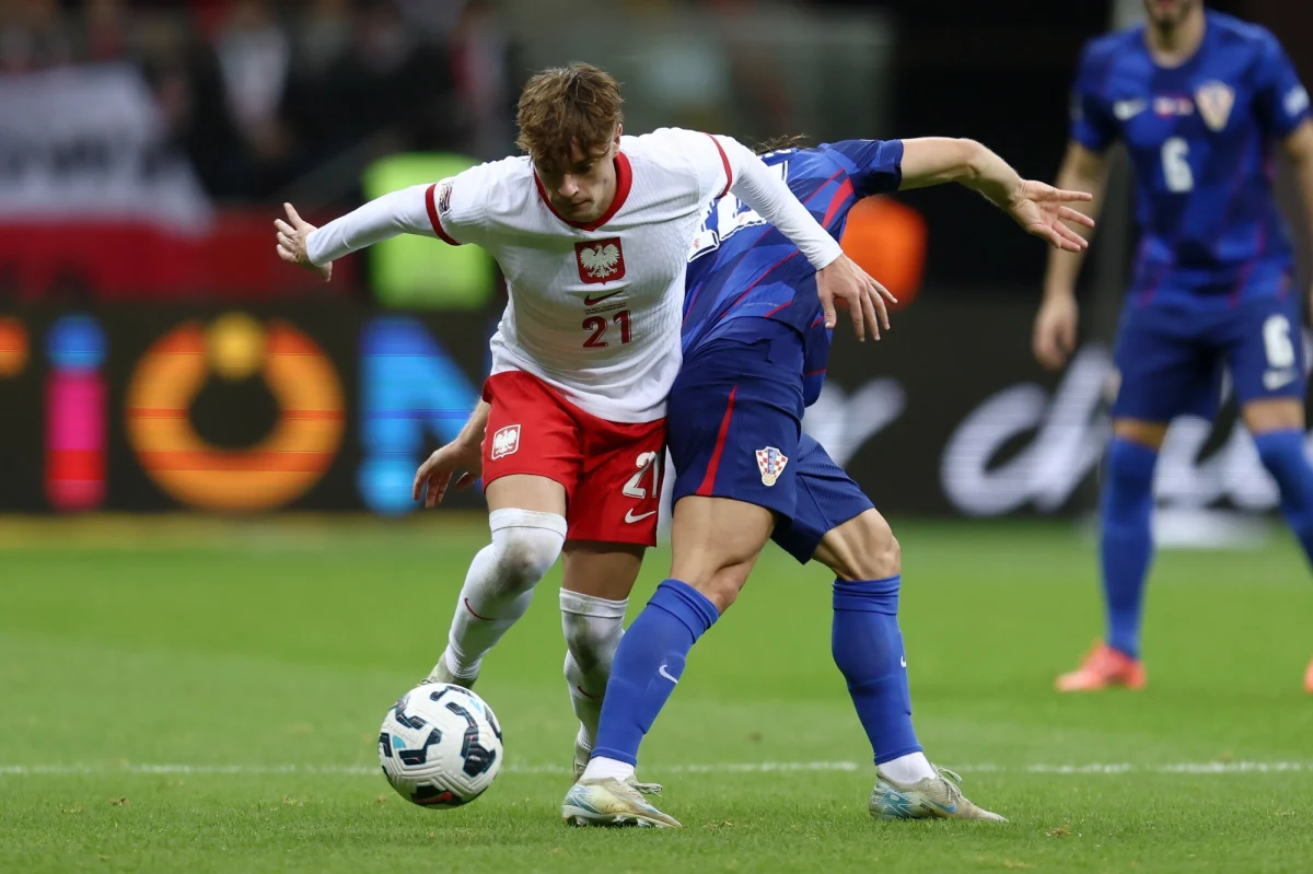 Piłkarska reprezentacja Polski rozpoczyna dziś w Warszawie pierwsze w tym roku zgrupowanie. Biało-Czerwoni będą przygotowywać się do meczów eliminacji mistrzostw świata. 21 marca na PGE Narodowym reprezentacja prowadzona przez Michała Probierza zagra z Litwą, a 3 dni później - na tym samym stadionie - z Maltą. Na zgrupowaniu z powodu kontuzji nie pojawili się Nicola Zalewski z Interu Mediolan, a także obrońca Torino Sebastian Walukiewicz. Selekcjoner kadry w ich miejsce powołał Dominika Marczuka i Mateusza Skrzypczaka.