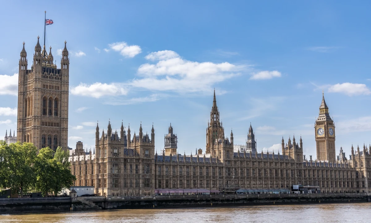 Jeśli nie przeprowadzimy remontu, skończy się takim pożarem jak w Notre Dame – to ostrzeżenia ekspertów odnośnie stanu technicznego Pałacu Westminsterskiego w Londynie, w którym znajdują się brytyjska Izba Gmin i Izba Lordów. Opublikowano właśnie najnowszy raport w tej sprawie.  