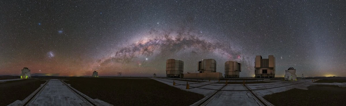 Europejskie Obserwatorium Południowe (ESO) w Chile, jeden z kluczowych ośrodków astronomicznych na świecie alarmuje, że planowane w jego sąsiedztwie inwestycje mogą stanowić zagrożenia dla najciemniejszego i najczystszego nieba nad Obserwatorium Paranal. Opublikowane dziś wyniki szczegółowej analizy technicznej pokazały, że po uruchomieniu megaprojektu INNA zanieczyszczenie światłem dla Bardzo Dużego Teleskopu (VLT) zwiększy się o co najmniej 35 proc., a dla Cherenkov Telescope Array Observatory (CTAO-South) o nawet połowę. To istotnie pogorszy warunki i jakość prowadzonych tam obserwacji astronomicznych. 
