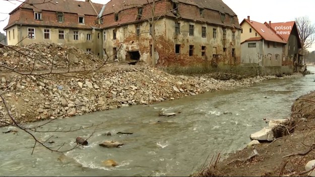 Mija pół roku od powodzi, która spustoszyła południowo zachodnią Polskę. Na terenach zniszczonych przez żywioł wciąż widać domy i lokale do remontu, na przebudowę czekają zerwane mosty i drogi. Emocje wśród mieszkańców podgrzewają plany budowy zabezpieczeń, które oznaczają dla nich przesiedlenia. Dla ''Wydarzeń'' Daria Sieńkowska.