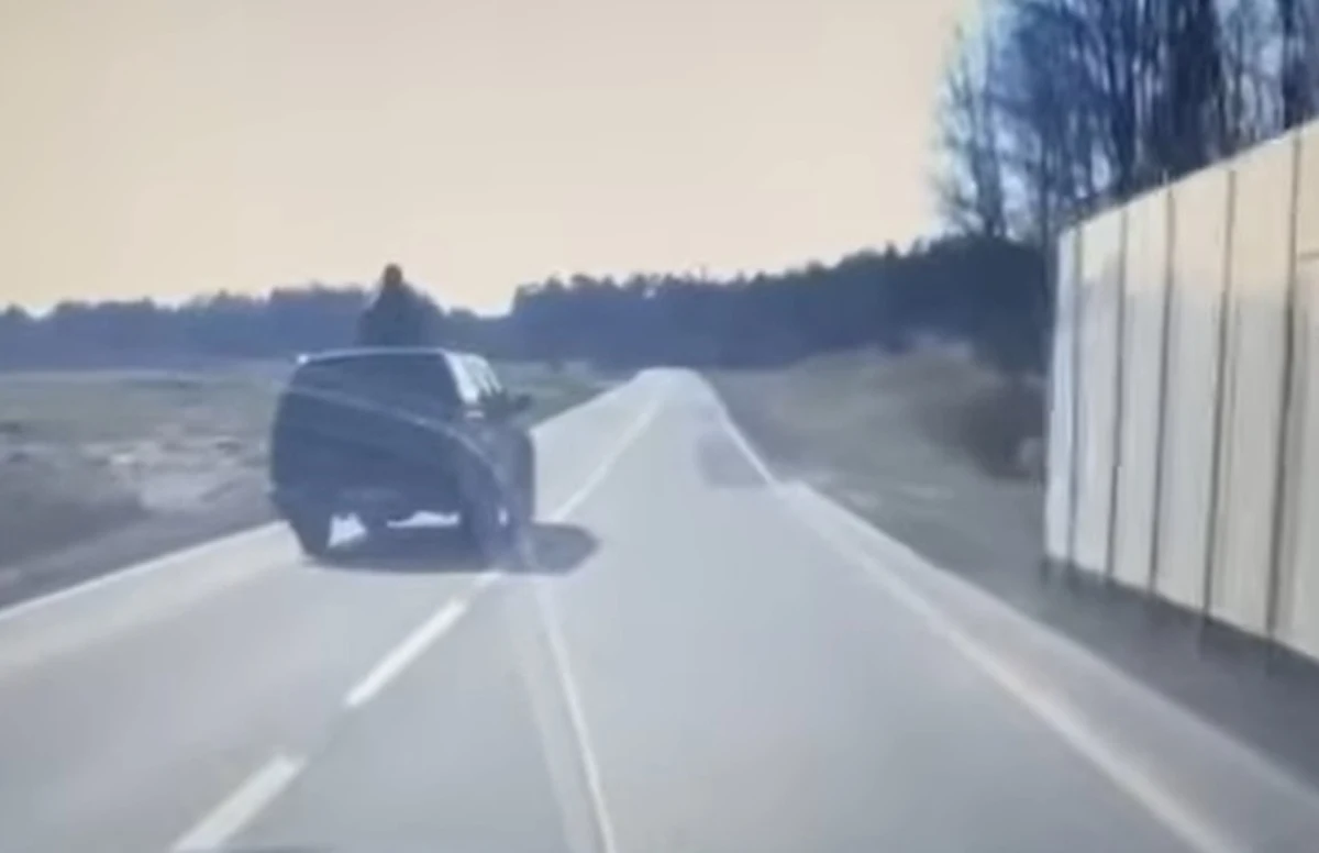 Wychylał się przez szyberdach i "kierował" za pomocą nóg. Na widok radiowozu kierujący zjechał na pobliskie pole i uderzył w ogrodzenie. Nieodpowiedzialny 46-latek trafił do szpitala, a policjanci z Miastka (woj. pomorskie) zatrzymali jego prawo jazdy. 