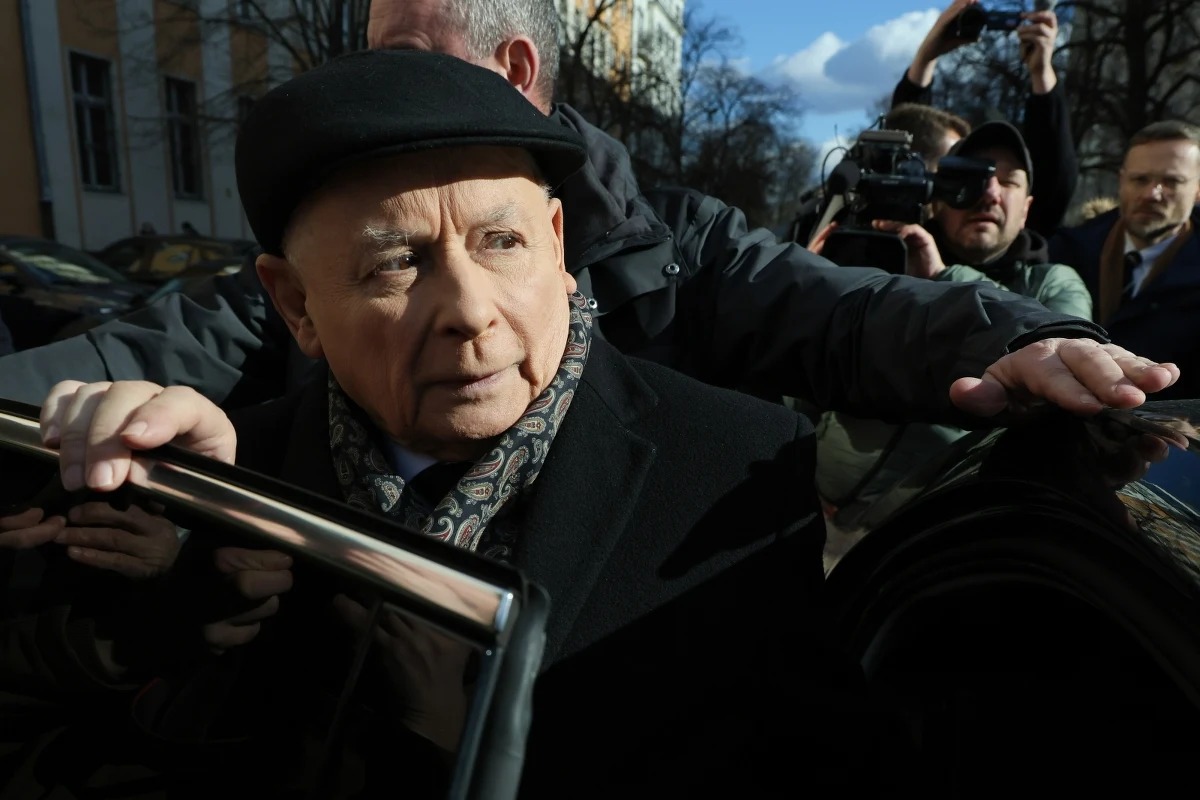 "Mamy w Polsce demokrację walczącą i pierwszą ofiarę śmiertelną tej demokracji walczącej" - powiedział Jarosław Kaczyński podczas konferencji przed warszawską prokuraturą okręgową. Prezes PiS ponownie zabrał głos w sprawie śmierci swojej współpracowniczki Barbary Skrzypek.