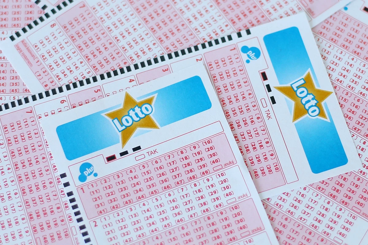 10 244 954,80 zł - taką wartość miała "szóstka" trafiona przez jednego z graczy w sobotnim losowaniu Lotto. Co ciekawe, zdobył on taki majątek nawet nie ruszając się z domu. 