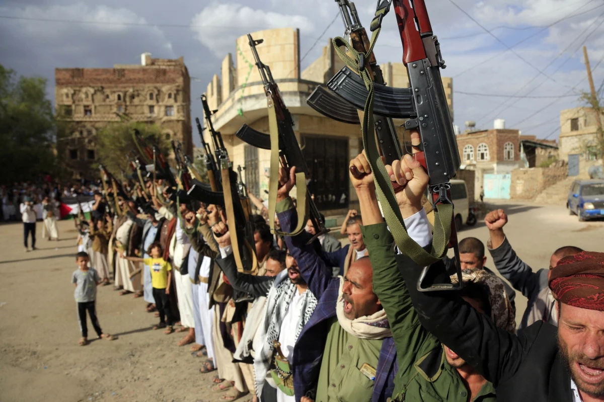 "Nie wydaje się, żeby nawet bardzo intensywna kampania lotnicza mogła zmusić Hutich do ustępstw, ale jeśli Amerykanie się uprą, to być może zdołają tak mocno nadszarpnąć arsenał i infrastrukturę Hutich, że nie będą mieli czym strzelać. (…) Inwazja lądowa, która byłaby pewnym remedium na problem Hutich, jest w tym momencie trudna do przeprowadzenia. Tak trudna, że właściwie niemożliwa" - mówi w rozmowie z Tomaszem Terlikowskim na antenie Radia RMF24 Marcin Krzyżanowski, ekspert ds. Bliskiego Wschodu z Uniwersytetu Jagiellońskiego.