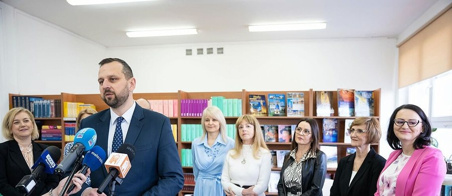 Gmina Olsztyn realizuje plan modernizacji placówek edukacyjnych, koncentrując się na poprawie efektywności energetycznej. Dzięki środkom z Krajowego Planu Odbudowy oraz Europejskiego Funduszu Rozwoju Regionalnego pozyskano niemal 46 mln zł na kompleksową termomodernizację przedszkoli i szkół. Całkowity koszt inwestycji wyniesie 58,2 mln zł.