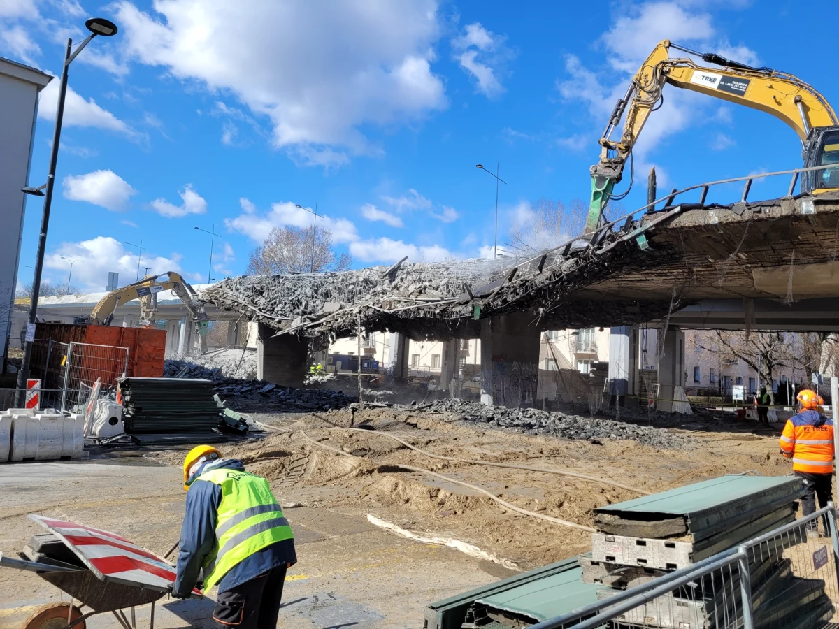 Młoty stukają, a w powietrzu unosi się pył. Na Saskiej Kępie w Warszawie drogowcy rozpoczęli wyburzanie południowego wiaduktu Trasy Łazienkowskiej nad ul. Paryską. Wytrzymał ponad 50 lat. Zastąpi go nowa konstrukcja. "Ciężko się skupić, jak cały czas hałasują" - narzeka jedna z mieszkanek Saskiej Kępy.