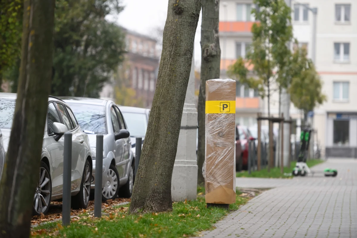 Zarząd Dróg Miejskich w Poznaniu podsumował pierwszy tydzień funkcjonowania mobilnej kontroli parkowania. Wystawiono 1300 wezwań do zapłaty. Piesze kontrole w tym samym czasie dały podobny wynik. ZDM planuje kupić jeszcze jeden pojazd do skanowania tablic i wystawiania wezwań. 
