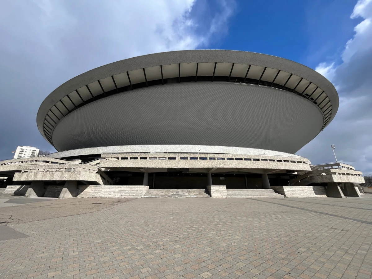 Katowicki Spodek wymaga remontu. Zewnętrzne tarasy i schody są w złym stanie. Trzeba je zdemontować i odtworzyć. W pracach ma uczestniczyć miejski konserwator zabytków.