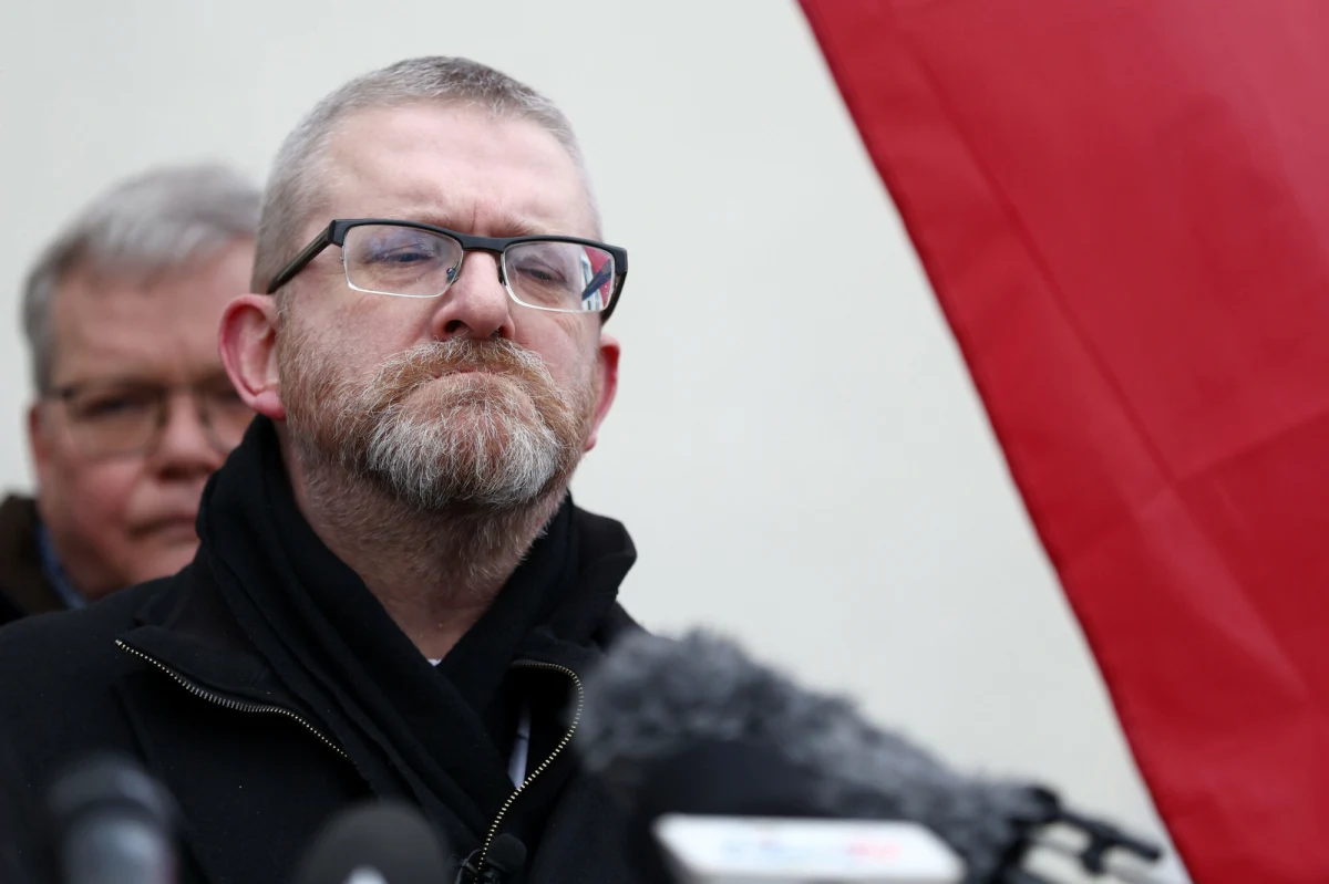 "Otrzymałem wyrok z 19 lutego, który będzie działał przez najbliższe pół roku. Do jesieni jestem wykluczony z posiedzeń plenarnych europarlamentu" - powiedział Grzegorz Braun w nagraniu opublikowanym na Facebooku. Braun zakłócił okolicznościowe posiedzenie Parlamentu Europejskiego 29 stycznia poświęcone pamięci ofiar Holokaustu.