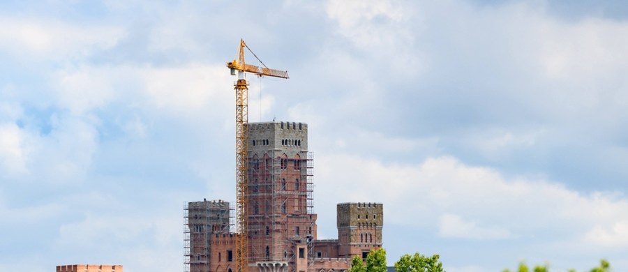 Pozwolenie na budowę zamku w Stobnicy (pow. obornicki, woj. wielkopolskie) jest ważne. Naczelny Sąd Administracyjny oddalił w poniedziałek skargi kasacyjne. Kontrowersyjna budowla stylizowana na średniowieczną warownię, powstaje w obszarze Natura 2000. O inwestycji zrobiło się głośno latem 2018 roku, gdy ówczesny minister środowiska zlecił wszczęcie pilnej kontroli procesu wydania decyzji ws. budowy. Sprawa została też skierowana do prokuratury.