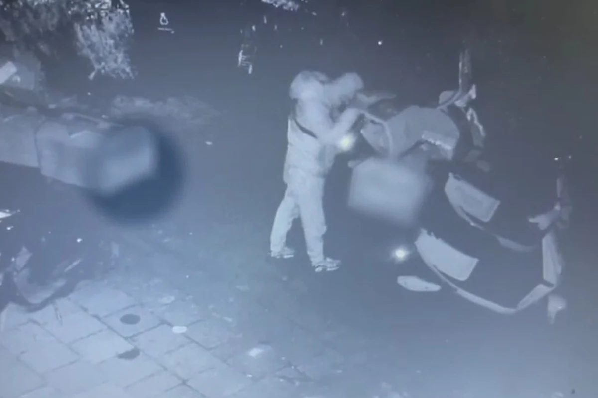 23-latek stał się głównym bohaterem policyjnych interwencji w warszawskim Śródmieściu. Mężczyzna, który zaczynał od kradzieży skutera dostawcy pizzy, zakończył swoją przestępczą działalność kradzieżą samochodu i znajdującego się w nim drogiego sprzętu. Mundurowi zatrzymali go w hotelu. Mężczyzna działał w warunkach recydywy. Najbliższe trzy miesiące spędzi w areszcie.